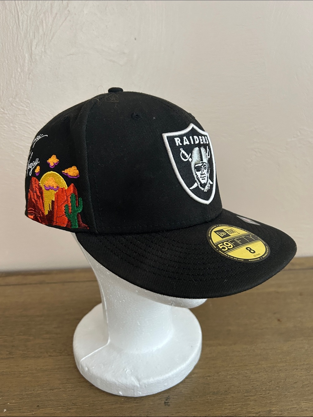 New Era Cloud Icon 59Fifty Black Raiders Fitted Hat. Embroidered Desert. Size 8.